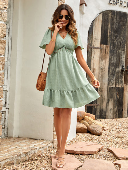Robe unie à col en V et manches à volants